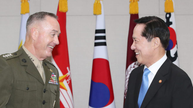 Defense Minister Song Young-moo (right) speaks with US Joint Chiefs of Staff chairman Joseph Dunford during their meeting in Seoul on Aug. 14. (Yonhap)