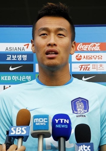 South Korean striker Kim Shin-wook speaks to reporters before training at the National Football Center in Paju, north of Seoul, on Aug. 25, 2017. (Yonhap)