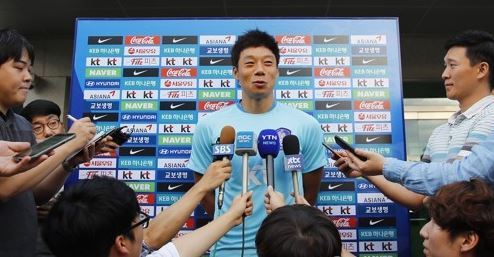 South Korean midfielder Yeom Ki-hun speaks to reporters before training at the National Football Center in Paju, north of Seoul, on Aug. 25, 2017. (Yonhap)