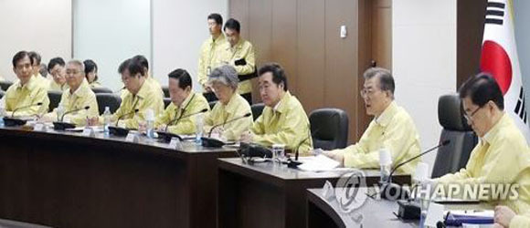 This photo provided by South Korea's presidential office Cheong Wa Dae on Aug. 21, 2017 shows President Moon Jae-in (2nd from R) hosting a meeting of the national security council on the first day of joint military drills between Seoul and Washington. (Yonhap)