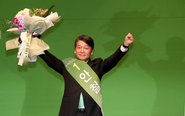 Ahn Cheol-soo, the new leader of the minor opposition People`s Party, speaks after winning in the leadership election in a party convention at the National Assembly in Seoul on Aug. 27, 2017. (Yonhap)