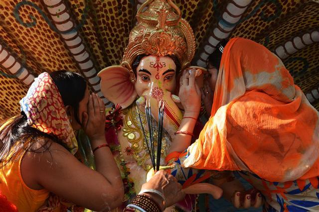<YONHAP PHOTO-4233> Indian Hindus offers prayers before immersing an idol of the elephant headed Hindu God Lord Ganesha in a river on the outskirts of Amritsar on August 27, 2017. The Ganesh Chaturthi festival, a popular 11-day religious festival which is annually celebrated across India, runs this year from August 25 to September 5, and culminates with the immersion of idols of Ganesh in the Arabian Sea and local water bodies. / AFP PHOTO / NARINDER NANU/2017-08-27 23:09:37/ <저작권자 ⓒ 1980-2017 ㈜연합뉴스. 무단 전재 재배포 금지.>