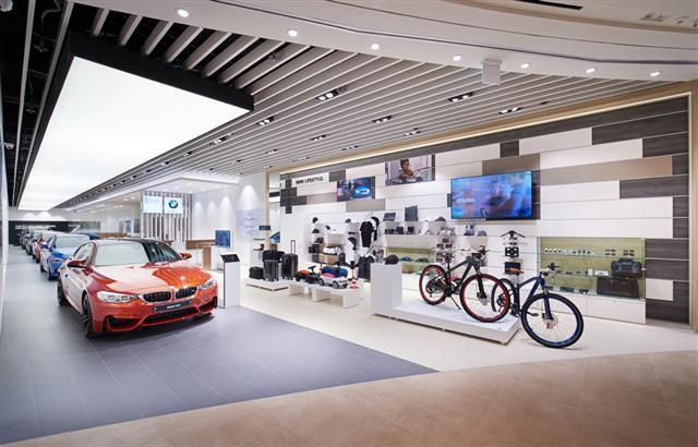 실내 쇼핑 테마파크 콘셉트인 복합쇼핑몰 ‘스타필드 고양’에 최근 문을 연 BMW/MINI 시티라운지 모습.  [제공=BMW 코리아]