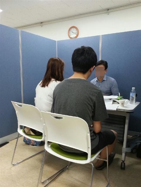 학생부 수정 기한 마감을 앞두고 일선 학교에서는 담임교사들이 학생과 학부모들이 학생부를 확인하고, 추가 기재 또는 수정할 수 있도록 하는 작업을 진행 중이다. 수시 지원에 앞서 상담을 하고 있는 모습. [헤럴드경제DB]