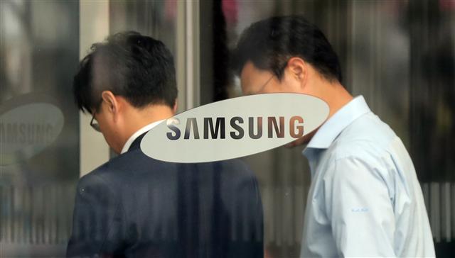 이재용 삼성전자 부회장이 1심에서 징역 5년을 선고받아 오너 리더십 공백 상태가 현실화 된 처음 맞는 휴일인 27일 오후 서울 서초동 삼성전자 사옥에 출근한 직원들이 점심식사를 하기 위해 사옥을 빠져 나가고 있다.  [연합뉴스]