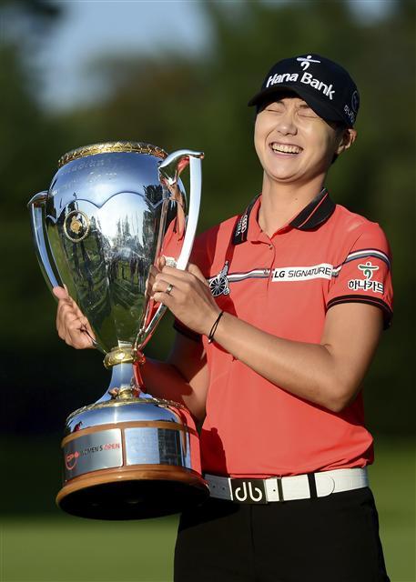 <YONHAP PHOTO-1586> Sung Hyun Park, of South Korea, laughs as she poses for a photo with the trophy after winning the Canadian Pacific Women's Open golf tournament in Ottawa, Ontario, Sunday, Aug. 27, 2017. (Adrian Wyld/The Canadian Press via AP)/2017-08-28 08:07:33/ <저작권자 ⓒ 1980-2017 ㈜연합뉴스. 무단 전재 재배포 금지.>