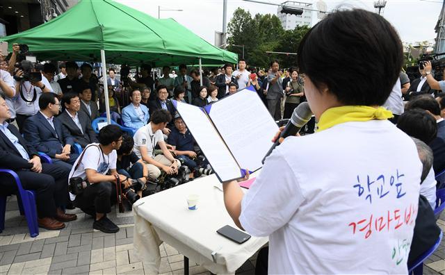 지난 27일 서울 용산구 용산화상경마장(마권 장외발매소) 추방 농성장에서 열린 화상경마장 폐쇄 협약식에 참석한 박원순 시장이 협약식을 지켜 보고 있다. 서울 용산화상경마도박장 추방대책위원회(대책위)와 한국마사회는 이날 ‘용산화상경마장 폐쇄 협약’을 맺고 올해 연말까지 화상경마장을 폐쇄하기로 했다. 마사회 측은 화상경마장이 있던 건물을 매각한다.    ［제공=서울시］