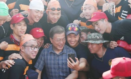 President Moon Jae-in (C) poses with Naval Academy cadets in Jinhae, southeast South Korea, on Aug. 4, 2017. (Courtesy of Cheong Wa Dae) (Yonhap)