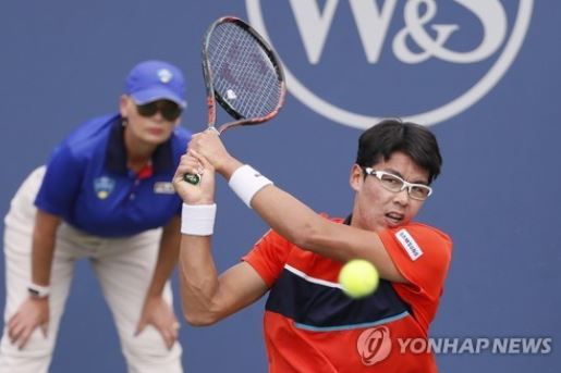 In this Associated Press file photo taken on Aug. 14, 2017, Chung Hyeon of South Korea returns a shot against Feliciano Lopez during the first round at the Western & Southern Open on the Association of Tennis Professionals (ATP) Tour in Mason, Ohio. (Yonhap)