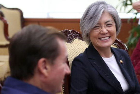 Foreign Minister Kang Kyung-wha (R) speaks with Ed Royce (R-CA), the chairman of the US House Foreign Relations Committee, in a meeting in Seoul on Aug. 28, 2017. (Yonhap)