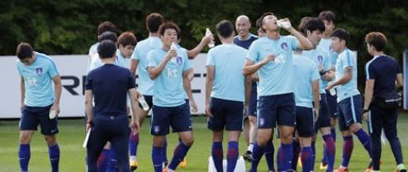 South Korea's national football team players drink water during training at the National Football Center in Paju, north of Seoul, on Aug. 25, 2017. (Yonhap)