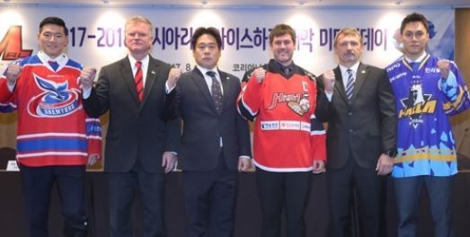 Participants of the 2017-2018 Asia League Ice Hockey season media day pose for pictures after their press conference in Seoul on Aug. 28, 2017. From left are Daemyung Killer Whales captain Kim Bum-jin, Daemyung head coach Kevin Constantine, High 1 goalie coach Kim Sung-min, High1 captain Michael Swift, Anyang Halla head coach Patrick Martinec and Anyang captain Kim Won-jung. (Yonhap)