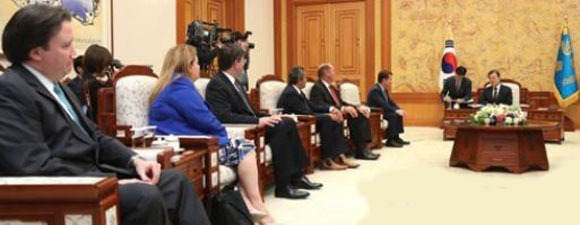 South Korean President Moon Jae-in (R) speaks with a visiting group of US representatives at the presidential office Cheong Wa Dae on Aug. 28, 2017. (Yonhap)