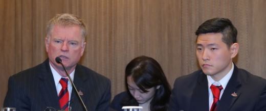 Kevin Constantine (L), head coach of the South Korean hockey team Daemyung Killer Whales, speaks at a press conference in Seoul on Aug. 28, 2017, before the start of the 2017-2018 Asia League Ice Hockey season. (Yonhap)