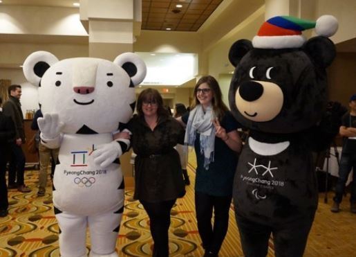 This April 2017 file photo shows Canadian women posing for a photo with the mascots of the 2018 PyeongChang Winter Olympics -- Soohorang (L), a white tiger, and Bandabi, an Asiatic black bear -- during an event at a Toronto hotel to whip up interest for South Korea's first Winter Games that will be held in the host city of PyeongChang, some 180 kilometers east of Seoul. (Yonhap)