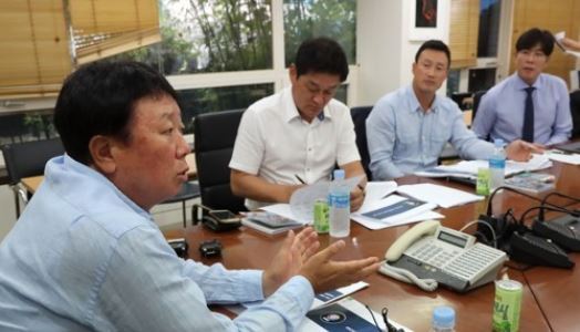 Sun Dong-yol (L), manager of the South Korean national baseball team, chairs a meeting with his coaching staff before assembling a 42-man provisional roster for the Asia Professional Baseball Championship at the Korea Baseball Organization headquarters in Seoul on Aug. 28, 2017. (Yonhap)