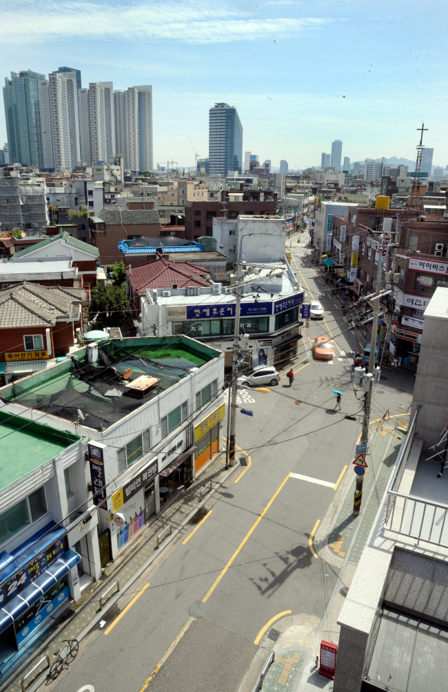 Cafes and stores alongside “Mangridan-gil,” the main street of Mangwon-dong, Seoul, are seen in these photos. (Park Hyun-koo/The Korea Herald)