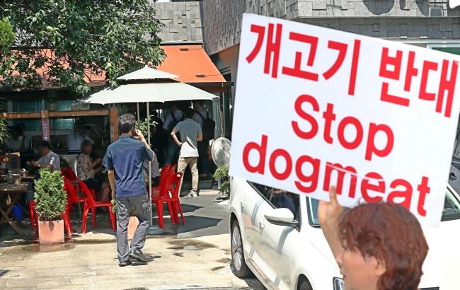 Animal rights activitsts protest against dog meat (Yonhap)