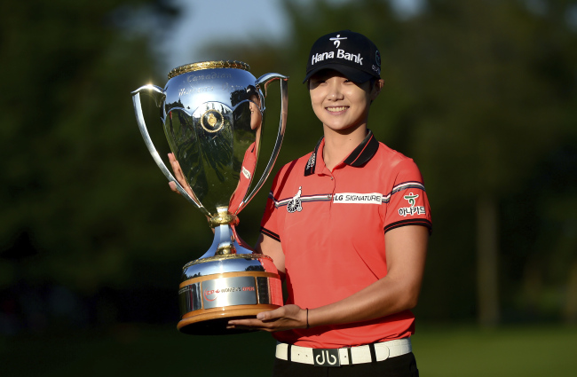 Korea's Park Sung-hyun poses for a photo with the trophy after winning the 2017 Canadian Pacific Women's Open in Ottawa on Sunday.   AP-Yonhap