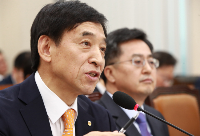 Bank of Korea Gov. Lee Ju-yeol (left) speaks at a parliamentary session on Monday. (Yonhap)