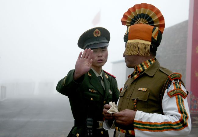 This photo taken in 2008 shows a Chinese soldier (left) gesturing next to an Indian soldier at the Nathu La border crossing in India's northeastern Sikkim state. (AFP-Yonhap)