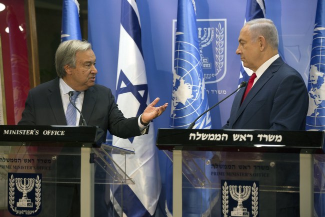 UN Secretary General Antonio Guterres (left) and Israeli Prime Minister Benjamin Netanyahu speaks at a joint press conference in Jerusalem on Monday. (EPA-Yonhap)