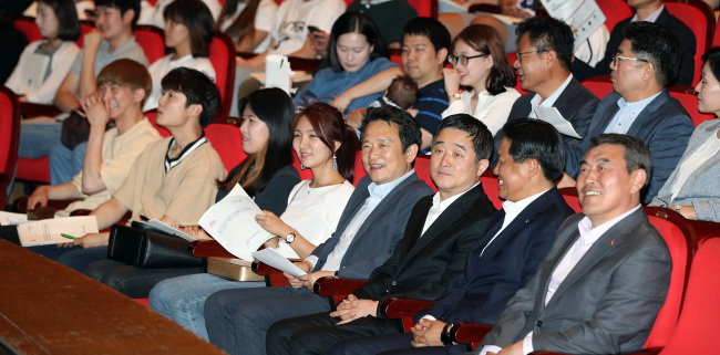 지난 21일 안산 문화예술의전당에서 열린 "2017 경기도 일하는 청년통장 설명회"에서 남경필 경기도지사가 강득구 경기도 연정부지사, 강학봉 경기사회복지공동모금회 사무처장, 최광수 농협중앙회 경기영업본부장을 비롯한 일하는 청년통장 참여자 1000여명과 함께 하고 있다.
지난 21일 안산 문화예술의전당에서 열린 "2017 경기도 일하는 청년통장 설명회"에서 남경필 경기도지사가 강득구 경기도 연정부지사, 강학봉 경기사회복지공동모금회 사무처장, 최광수 농협중앙회 경기영업본부장을 비롯한 일하는 청년통장 참여자 1000여명과 함께 하고 있다.