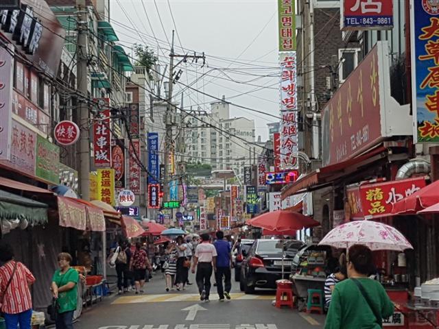 중국어로 된 간판이 즐비한 서울 대림동 중국조선족 거리의 모습.  정희조 기자/checho@