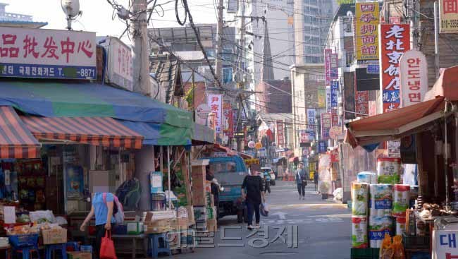 중국어로 된 간판이 즐비한 서울 대림동 중국조선족 거리의 모습. [사진=정희조 기자/checho@heraldcorp.com]
