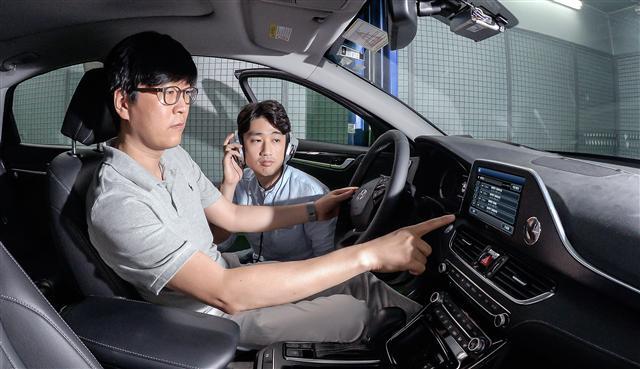 현대기아차 연구원들이 G70에 최초 적용되는 서버형 음성인식 기술 관련 각종 테스트를 진행하고 있는 모습.  [제공=현대차]