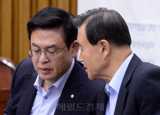 정우택 자유한국당 원내대표가 29일 오전 서울 여의도 국회에서 열린 원내대책회의에서 홍문표 의원과 이야기를 나누고 있다. [사진=박해묵 기자/mook@heraldcorp.com]