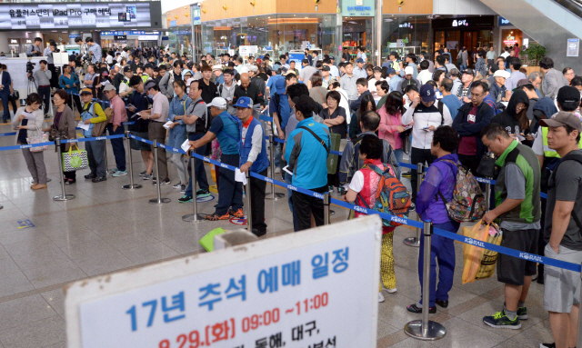 29일부터 서울역에서 현장발매한 추석열차 승차권을 구입한 시민이 꼼꼼히 실피고 있다. 이 날 예매을 하기위해 대기한 행렬은 생각보다 길지 않았고  긴 추석연휴와 온라인에매가 일반화 된 결과로 추측했다. <br />정희조 기자/checho@heraldcorp.com 170829
