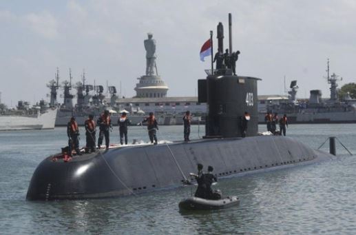 A South Korean-made submarine, the KRI Nagapasa 403, arrives at a port of the Indonesian Navy's Eastern Fleet in Surabaya on Aug. 28, 2017, in this photo taken from the website of the Indonesian news portal Kompas. (Yonhap)