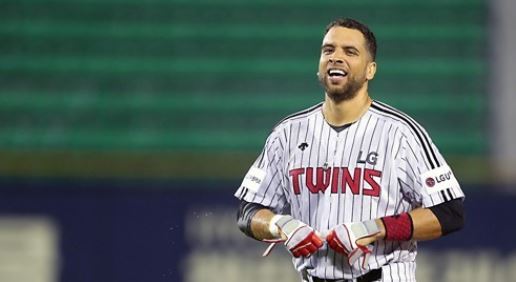 In this file photo provided by the LG Twins, James Loney of the Twins celebrates his walk-off hit against the KT Wiz in the clubs' Korea Baseball Organization game at Jamsil Stadium in Seoul. Loney has left the Twins, which placed him on the voluntarily retired list on Aug. 29, 2017. (Yonhap)