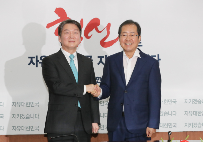 자유한국당 홍준표 대표가 29일 오전 서울 여의도 당사에서 예방한 국민의당 안철수 신임 대표(왼쪽)와 만나 악수하고 있다.[사진제공=연합뉴스]
자유한국당 홍준표 대표가 29일 오전 서울 여의도 당사에서 예방한 국민의당 안철수 신임 대표(왼쪽)와 만나 악수하고 있다.[사진제공=연합뉴스]