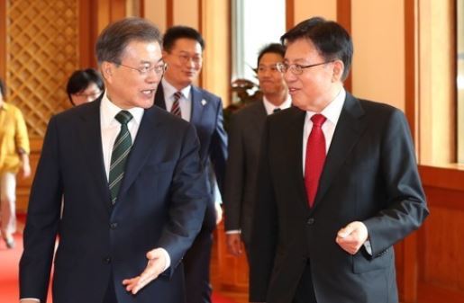 President Moon Jae-in (L) speaks with the new vice chairman of the National Unification Advisory Council, Kim Deog-ryong, after appointing Kim to the ministerial post in a ceremony held at the presidential office Cheong Wa Dae on Aug. 29, 2017. (Yonhap)