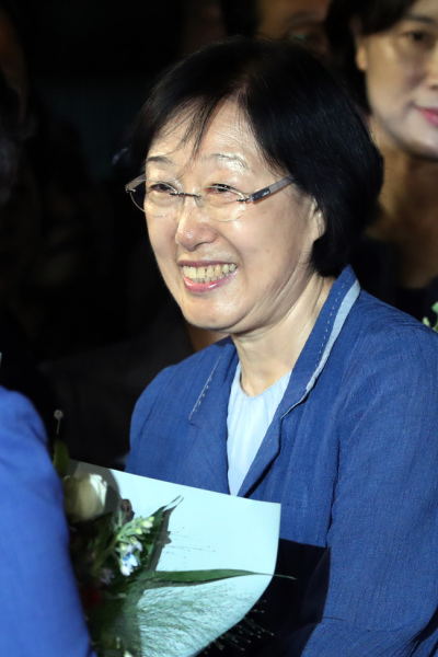 한명숙 전 국무총리가 지난 23일 새벽 의정부교도소에서 만기출소했다. [사진제공=연합뉴스]