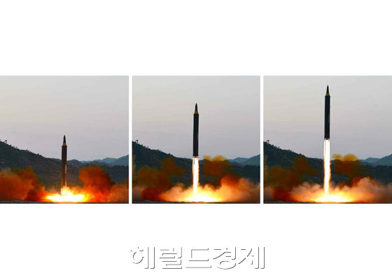 북한이 29일 오전 북태평양을 향해 중장거리급 탄도미사일(IRBM)을 발사했다. 사진은 북한의 IRBM급 ’화성-12형‘ 발사 장면. [사진=헤럴드경제DB]