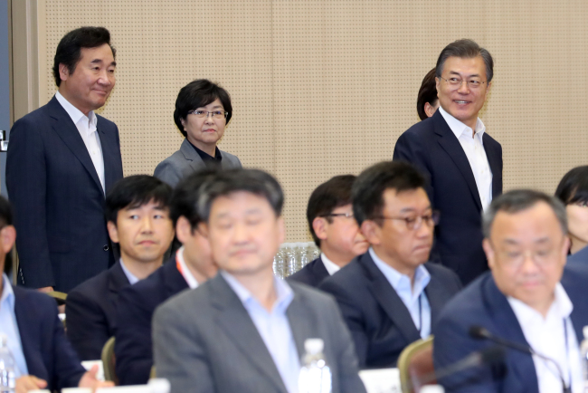<YONHAP PHOTO-3483> 문 대통령, 산업부ㆍ환경부ㆍ국토부 핵심정책 토의 '입장' (세종=연합뉴스) 배재만 기자 = 문재인 대통령이 29일 오후 세종특별자치시 정부세종청사에서 열린 '산업부ㆍ환경부ㆍ국토부 핵심정책 토의'에 입장하고 있다. 왼쪽은 김은경 환경부 장관과 이낙연 국무총리. 2017.8.29 scoop@yna.co.kr/2017-08-29 14:22:05/ <저작권자 ⓒ 1980-2017 ㈜연합뉴스. 무단 전재 재배포 금지.>
<YONHAP PHOTO-3483> 문 대통령, 산업부ㆍ환경부ㆍ국토부 핵심정책 토의 '입장' (세종=연합뉴스) 배재만 기자 = 문재인 대통령이 29일 오후 세종특별자치시 정부세종청사에서 열린 '산업부ㆍ환경부ㆍ국토부 핵심정책 토의'에 입장하고 있다. 왼쪽은 김은경 환경부 장관과 이낙연 국무총리. 2017.8.29 scoop@yna.co.kr/2017-08-29 14:22:05/ <저작권자 ⓒ 1980-2017 ㈜연합뉴스. 무단 전재 재배포 금지.>