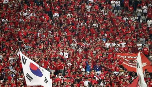 In this file photo taken on Sept. 1, 2016, South Korean supporters cheer for the national football team during the 2018 FIFA World Cup Asian qualifying match between South Korea and China at Seoul World Cup Stadium in Seoul. (Yonhap)