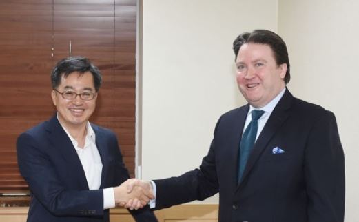 South Korea's Finance Minister Kim Dong-yeon (L) shakes hands with acting US ambassador to Seoul Marc Knapper in Seoul on Aug. 29, 2017. (Photo courtesy of the Ministry of Strategy and Finance) (Yonhap)