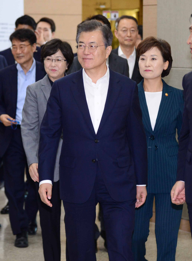 <YONHAP PHOTO-3488> 문 대통령, 산업부ㆍ환경부ㆍ국토부 핵심정책 토의 입장 (세종=연합뉴스) 배재만 기자 = 문재인 대통령이 29일 오후 세종특별자치시 정부세종청사에서 열린 '산업부ㆍ환경부ㆍ국토부 핵심정책 토의'에 입장하고 있다. 2017.8.29 scoop@yna.co.kr/2017-08-29 14:22:40/ <저작권자 ⓒ 1980-2017 ㈜연합뉴스. 무단 전재 재배포 금지.>
<YONHAP PHOTO-3488> 문 대통령, 산업부ㆍ환경부ㆍ국토부 핵심정책 토의 입장 (세종=연합뉴스) 배재만 기자 = 문재인 대통령이 29일 오후 세종특별자치시 정부세종청사에서 열린 '산업부ㆍ환경부ㆍ국토부 핵심정책 토의'에 입장하고 있다. 2017.8.29 scoop@yna.co.kr/2017-08-29 14:22:40/ <저작권자 ⓒ 1980-2017 ㈜연합뉴스. 무단 전재 재배포 금지.>