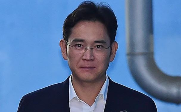 Samsung Electronics Vice Chairman Lee Jae-yong leaves the courtroom on Aug. 25, 2017, after the sentencing trial in which he was handed a five-year jail term for bribery and other charges in connection with a massive corruption scandal involving ousted leader Park Geun-hye. (Yonhap)