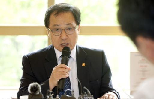 You Young-min, South Korea's chief ICT policymaker, speaks to reporters on Aug. 29, 2017. (Yonhap)
