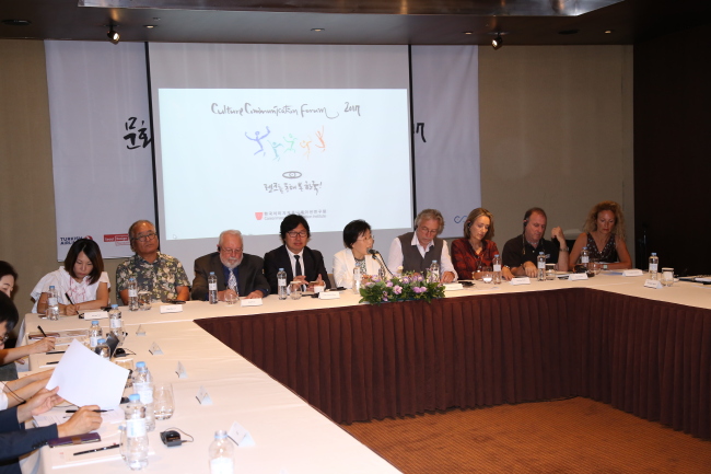 (From left) Shanghai Museum of Contemporary Art co-founder Miriam Sun, photographer Bae Bien-u, WBZ Radio news anchor Rod Fritz, French Ecologist Party president Jean-Vincent Place, CICI president Choi Jung-wha, Belgian photographer Hughes Dubois, BBC journalist Francine Stock, Spanish photographer Tino Soriano and photographer Caroline Dubois attend a press conference for this year’s Culture Communication Forum organized by the Corea Image Communication Institute at the Grand Hyatt Seoul on Tuesday. (CICI)
　