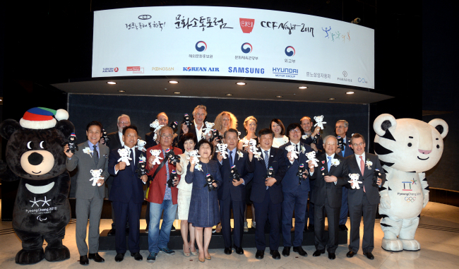From left, second row: WBZ Radio news anchor Rod Fritz, Spanish photographer Tino Soriano, Belgian photographers Hughes Dubois and Caroline Dubois, BBC journalist Francine Stock, Shanghai Museum of Contemporary Art co-founder Miriam Sun, Canadian Ambassador to Korea Eric Walsh, Spanish Ambassador to Korea Gonzalo Ortiz. From left, first row: Korean actor Ahn Sung-ki, photographer Bae Bien-u, Ambassador for Public Diplomacy Park Eun-ha, CICI president Choi Jung-wha, former Prime Minister Han Seung-soo, Second Vice Minister of Culture Roh Tae-kang,  French Ecologist Party president Jean-Vincent Place, CJ Co-chairman Sohn Kyung-shik and president of Cs Didier Beltoise pose at the dinner gala of this year’s Culture Communication Forum at the Grand Hyatt Seoul on Tuesday. (CICI)