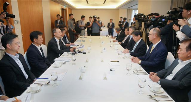 백운규(왼쪽 두 번째) 산업통상자원부 장관이 30일 오전 서울 소공동 롯데호텔에서 권오준 포스코 회장, 우유철 현대제철 부회장 등 철강업계 CEO들과 ‘철강업계 상생협력 간담회’를 갖고 있다. [제공=산업통상자원부]