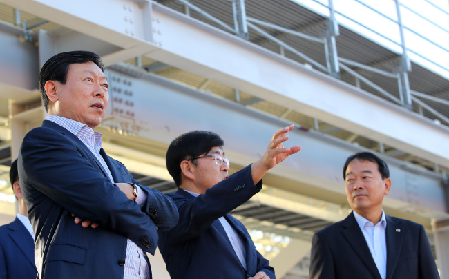 <YONHAP PHOTO-4372> 평창올림픽 개폐회식장 찾은 신동빈 (평창=연합뉴스) 양지웅 기자 = 신동빈 롯데그룹 회장(왼쪽)이 29일 오후 강원 평창군 2018평창동계올림픽 개폐회식장을 찾아 관계자로부터 설명을 듣고 있다. 2017.8.29 yangdoo@yna.co.kr/2017-08-29 18:14:12/ <저작권자 ⓒ 1980-2017 ㈜연합뉴스. 무단 전재 재배포 금지.>
<YONHAP PHOTO-4372> 평창올림픽 개폐회식장 찾은 신동빈 (평창=연합뉴스) 양지웅 기자 = 신동빈 롯데그룹 회장(왼쪽)이 29일 오후 강원 평창군 2018평창동계올림픽 개폐회식장을 찾아 관계자로부터 설명을 듣고 있다. 2017.8.29 yangdoo@yna.co.kr/2017-08-29 18:14:12/ <저작권자 ⓒ 1980-2017 ㈜연합뉴스. 무단 전재 재배포 금지.>