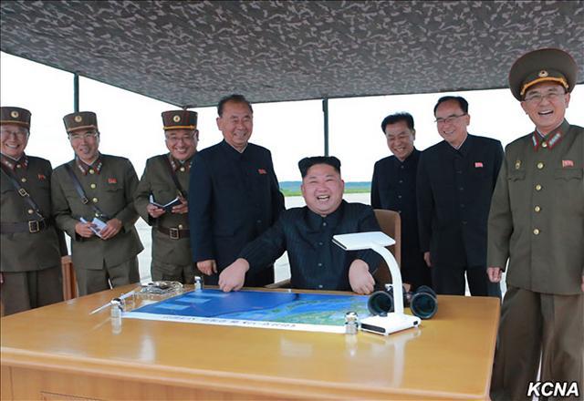 김정은 활짝 웃었지만…