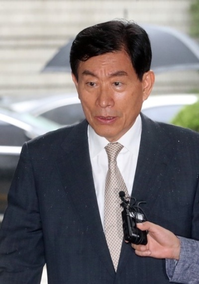 원세훈 전 국가정보원장이 지난달 24일 서울중앙지법에서 열린 파기환송심 결심공판에 출석하고 있다. [사진제공=연합뉴스]